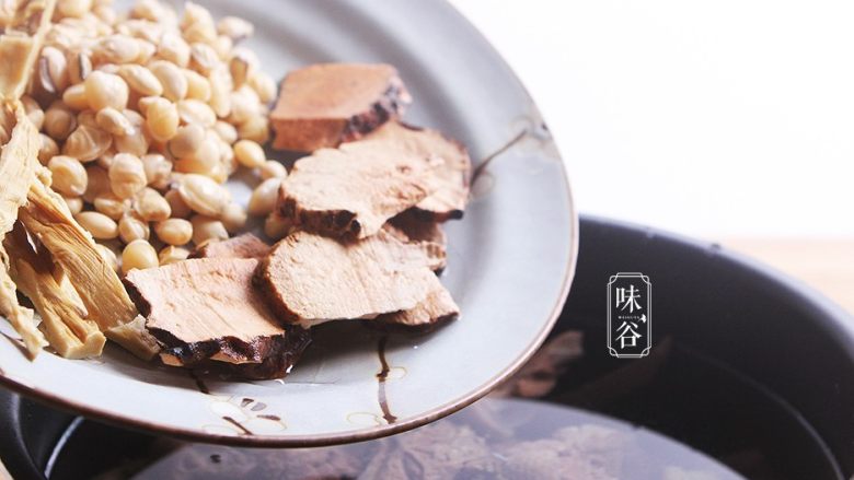 土茯苓笋干老鸭汤,倒入浸泡好的笋干,白扁豆和土茯苓,大火煮开,小火慢煲1个小时。