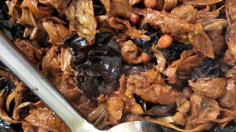 烤麸,加盖小火25分钟待水分收干变农,加入味精鸡精调味!起锅。