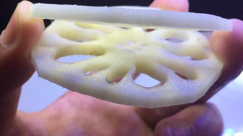 虾仁藕夹,0.3cm左右,切好泡水,可以加点白醋防止褐变!