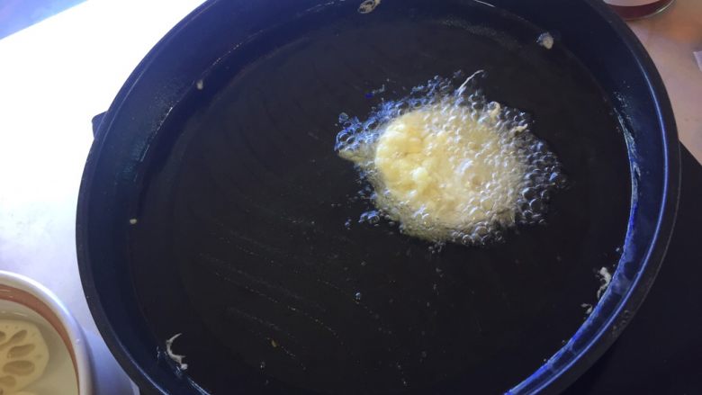 虾仁藕夹,锅里倒入适量色拉油,烧至五成热