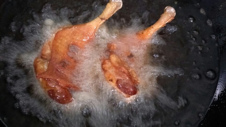 噢尔良孜然鸭腿,炸金黄色!确定熟了捞出!