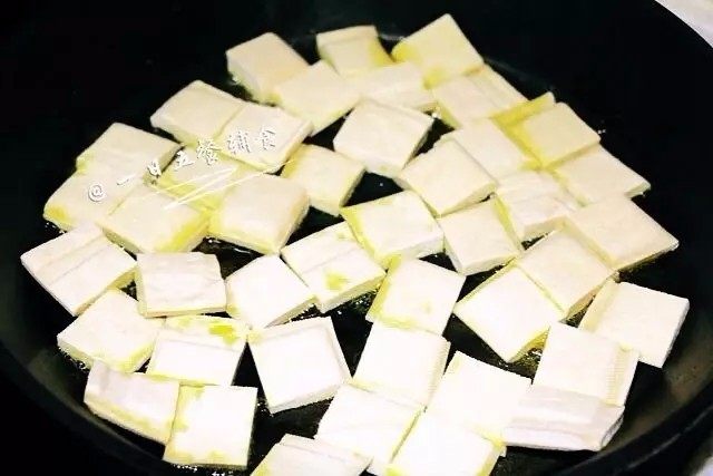 蜜汁豆干,锅烧热下适量油,入豆干煎或煸炒至表面金黄。