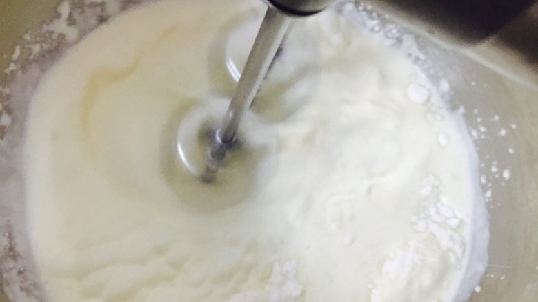 冰雪奇缘女王系【意式奶油霜】
,把之前的淡奶油再打下,用于云朵