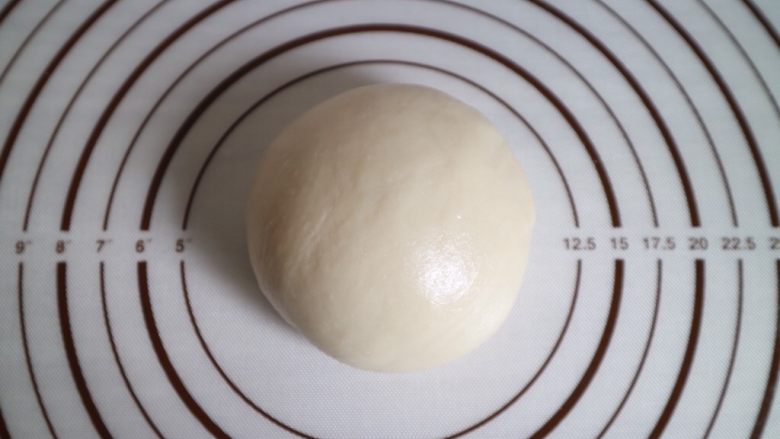 彩虹红豆酥,先将油皮材料混合,揉成光滑的面团,然后放在保鲜袋里松弛半个小时以上