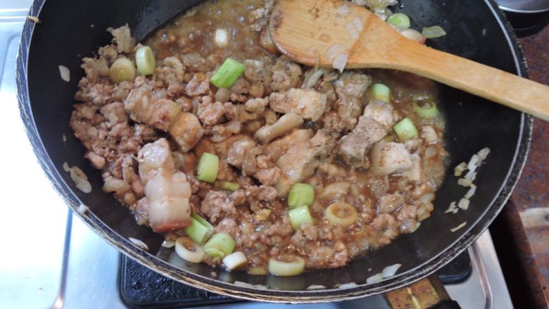 家常肉燥饭便当,绞肉炒约半熟后,再加入
四大匙酱油,三大匙米酒,
些许乌醋,胡椒盐,炒至收汁后。