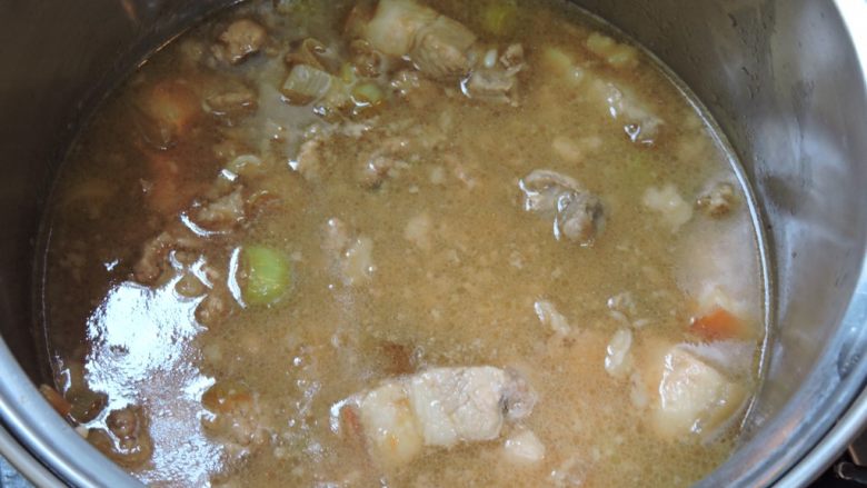 家常肉燥饭便当,移锅,加入水盖过食材,放入
红葱酥,炖煮60~120分钟,
起锅前如果不够咸,可以酱油
或盐调味,最后再炖煮一下,完成。
--
