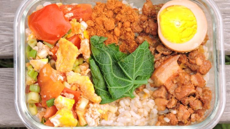 家常肉燥饭便当,(蕃茄炒蛋)
锅内下一大匙油,葱花过油,炒出香味,
起锅,再下蛋炒好,一样起锅备料。
--
锅内下些许油,蕃茄炒至稍微软化后,
加入,葱花,蛋,些许番茄酱,水,盐,拌炒
均匀,最后再下些太白粉水,勾芡,完成
--
再逐一把食材放进饭盒内,撒上鱼松
,烫青菜,放进卤蛋,完成。