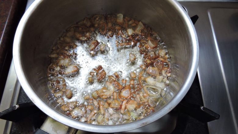 家常肉燥饭便当,传统红葱猪油
买猪肉时跟摊贩说,妳要爆猪油,
他就会给妳一块脂肪,回家加热,
脂肪融化后,加入红葱头,慢慢搅拌,
(搅拌是避免红葱头烤焦,产生苦味)