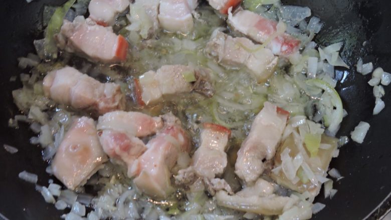 家常肉燥饭便当,倒入约四匙的(红葱油/油),
下洋葱,洋葱拌炒软化后,加入
绞肉,葱花。
--