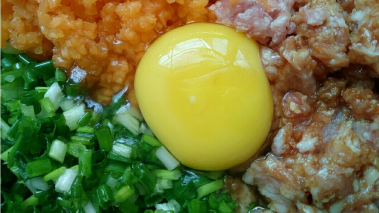 手工花边饺子,把所有馅料依次放入容器里,加入调料搅拌均匀。