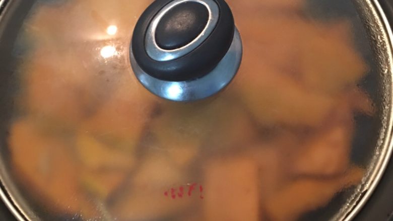 薑燒南瓜,蓋鍋蓋,小火滾10分鐘到南瓜鬆軟即可。