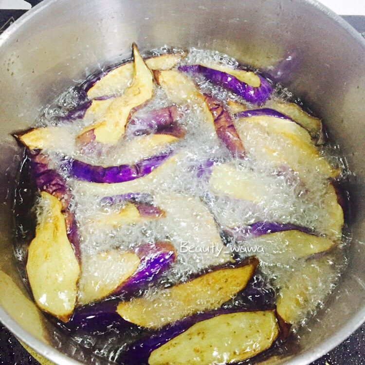 娃娃家常菜—简单易做的鱼香茄子,油热后,下茄子炸(油温要高,放入的茄子会迅速定型)定型后捞出,沥干油份备用。