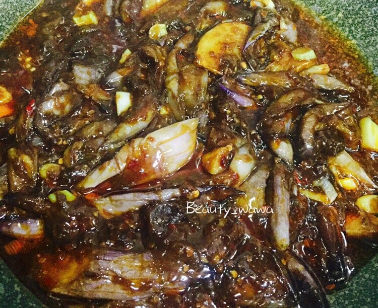 娃娃家常菜—简单易做的鱼香茄子,改大火翻炒,并收汁。