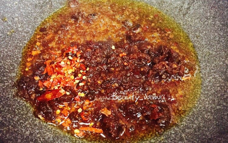 娃娃家常菜—简单易做的鱼香茄子,油热后倒入豆瓣酱(或拌饭酱)、<a style='color:red;display:inline-block;' href='/shicai/ 86474'>干辣椒</a>碎翻炒。