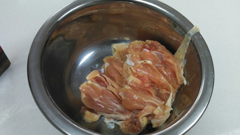 鸡肉卷
,<a style='color:red;display:inline-block;' href='/shicai/ 9601'>鸡腿肉</a>剔骨