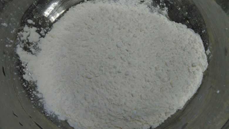 鸡肉卷
,用一百克<a style='color:red;display:inline-block;' href='/shicai/ 519'>面粉</a>加开始拌成团