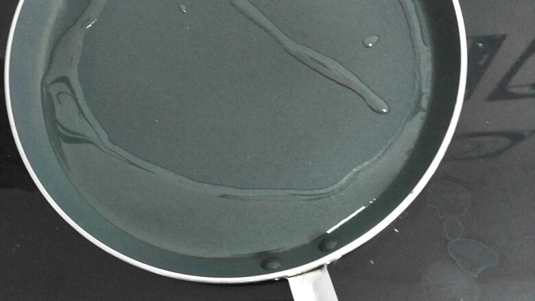 鸡肉卷
,把淹好的鸡肉放平底锅把俩面煎至焦黄放烤箱