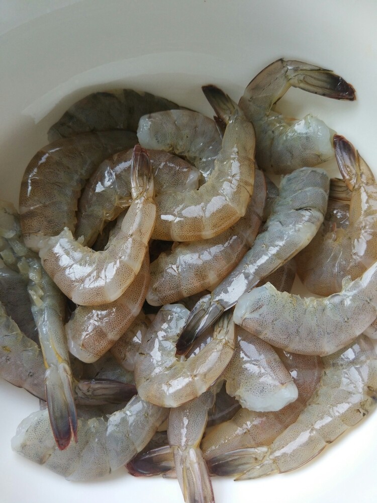 番茄闷大虾,然后再用水洗一下,沥干水