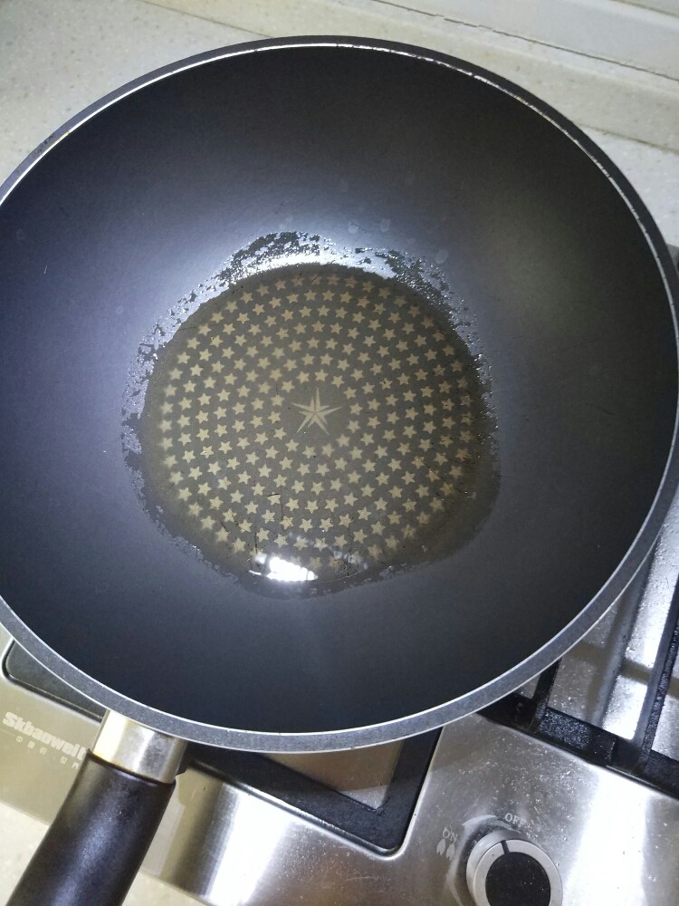 番茄闷大虾,锅内倒油,烧热