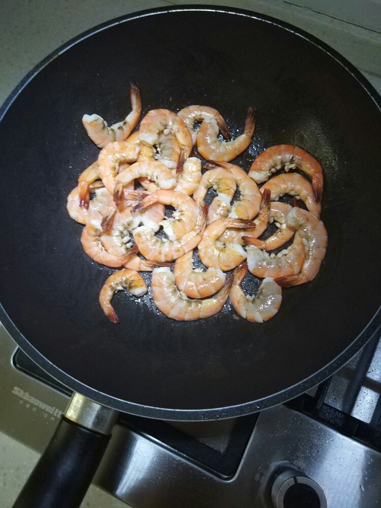 番茄闷大虾,虾倒入锅中,小火把两面煎红,盛出