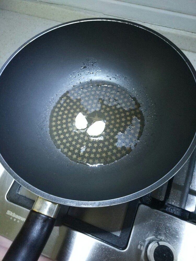 番茄闷大虾,另起锅油烧热,放蒜瓣,煸香