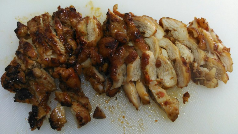 鸡肉卷
,把烤好的鸡肉切成调