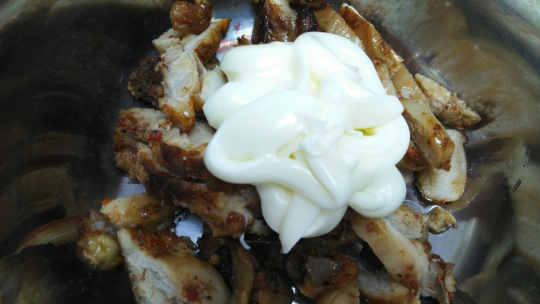 鸡肉卷
,鸡肉放盆里加<a style='color:red;display:inline-block;' href='/shicai/ 4856'>沙拉酱</a>80克拌匀