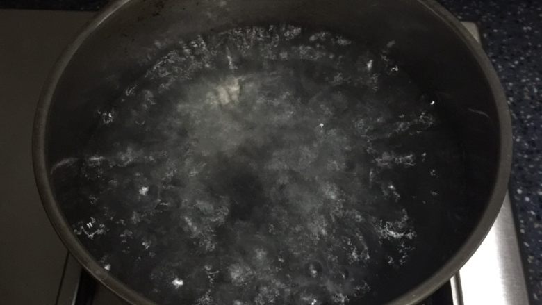 韭菜肉饺,开始煮饺子了,煮饺子要煮开3次,加2次水,加水量要看饺子量加。
1)水烧开,放入饺子,等水烧开后
2)第一次加水,等水烧开后
3)第二次加水,等水烧开就可以了。