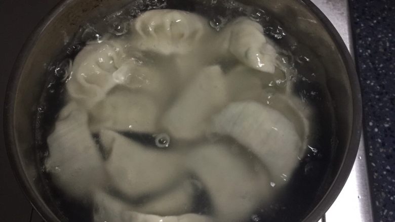 韭菜肉饺,放入饺子,等水烧开