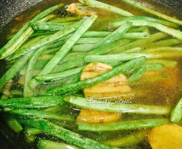 连汤汁也能拌饭的—东北炖豆角,加水,转大火烧开,水不要太多,没过锅中食材即可。