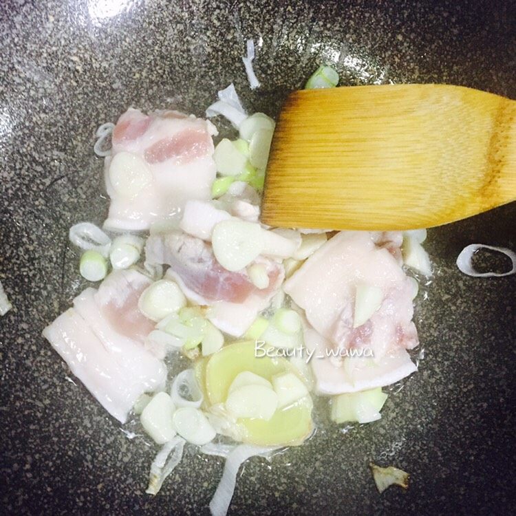 连汤汁也能拌饭的—东北炖豆角,油热后入葱姜蒜爆香,然后放肉片翻炒。