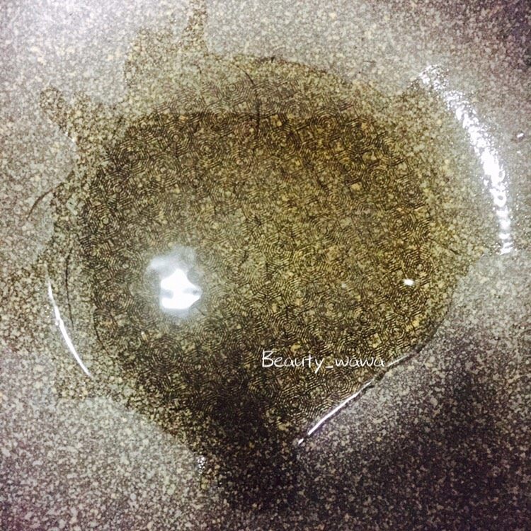 连汤汁也能拌饭的—东北炖豆角,锅中加油,小火烧热。