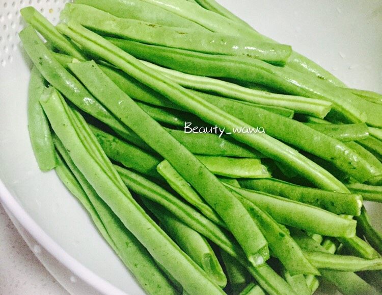 连汤汁也能拌饭的—东北炖豆角,豆角去弦,洗净沥干水分。