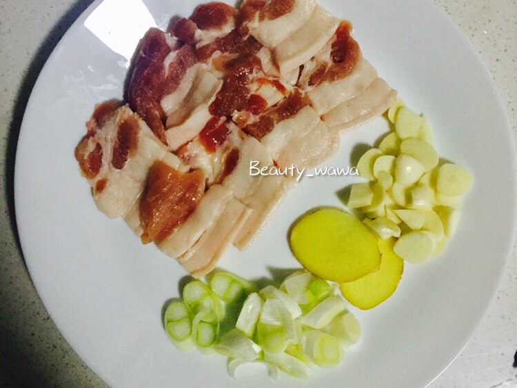 连汤汁也能拌饭的—东北炖豆角,葱切段,姜切片,蒜切碎,肉切薄片(不吃肉的也要放,炖出来的<a style='color:red;display:inline-block;' href='/shicai/ 3639'>豆角</a>会比较香,肉不吃就好了,只是借个味道)