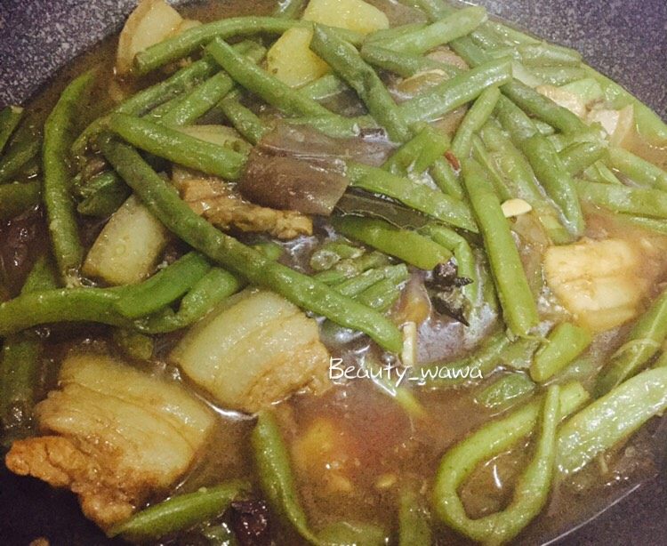 连汤汁也能拌饭的—东北炖豆角,开盖,转大火,收汁。