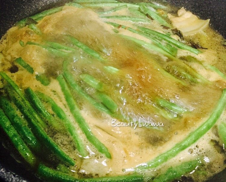 连汤汁也能拌饭的—东北炖豆角,待水沸腾,转中火。