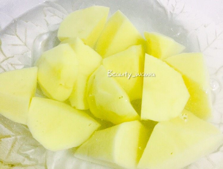 连汤汁也能拌饭的—东北炖豆角,将切好的土豆块放在清水中浸泡,以免氧化变黑。同时准备其他材料