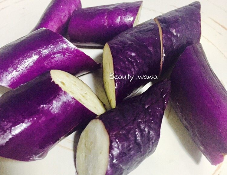 连汤汁也能拌饭的—东北炖豆角,<a style='color:red;display:inline-block;' href='/shicai/ 58'>茄子</a>洗净,切滚刀块(别切太小,否则炖完就没了)