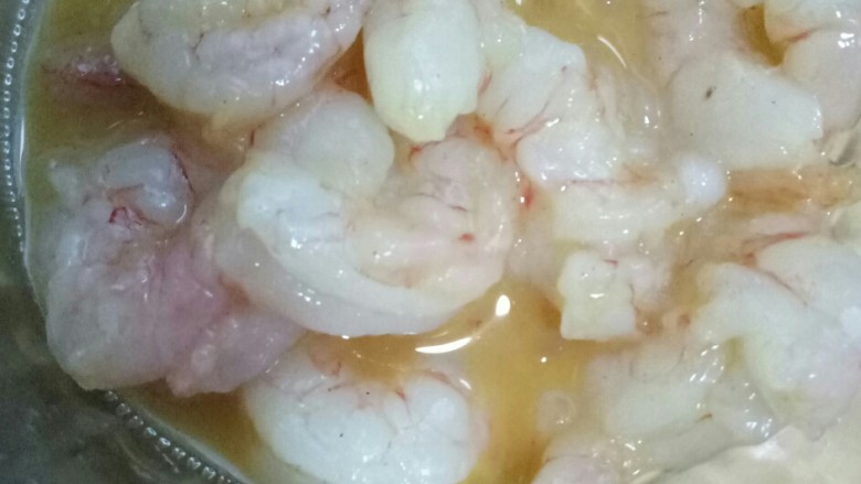 清真简易五彩虾仁,洗净的虾仁放入碗中，放入蒸鱼豉油酱，盐，<a style='color:red;display:inline-block;' href='/shicai/ 720'>胡椒粉</a>，（黑<a style='color:red;display:inline-block;' href='/shicai/ 720'>胡椒粉</a>和白<a style='color:red;display:inline-block;' href='/shicai/ 720'>胡椒粉</a>都可以）蛋清，淀粉，腌制10分钟。