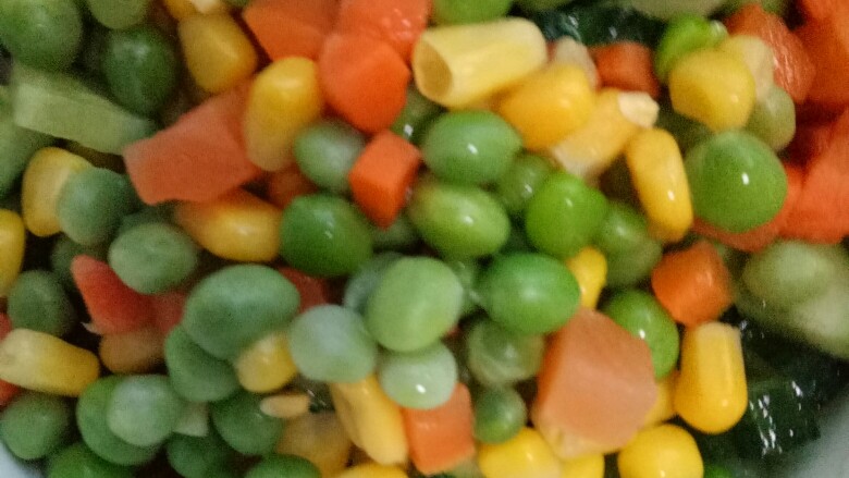 清真简易五彩虾仁,把<a style='color:red;display:inline-block;' href='/shicai/ 25'>胡萝卜</a>切丁，黄花切丁，把<a style='color:red;display:inline-block;' href='/shicai/ 456'>青豆</a>，<a style='color:red;display:inline-block;' href='/shicai/ 4802'>玉米粒</a>，<a style='color:red;display:inline-block;' href='/shicai/ 25'>胡萝卜</a>丁开水焯一下，（如果买的熟品不用焯水）