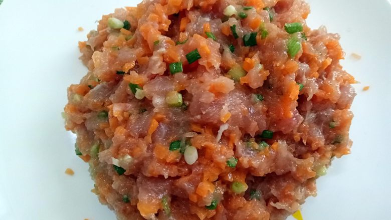 豆油皮瘦肉卷,把肉泥 胡萝卜 小葱放到碗里 打上一个蛋清 加适量香油 盐 胡椒粉 搅拌均匀