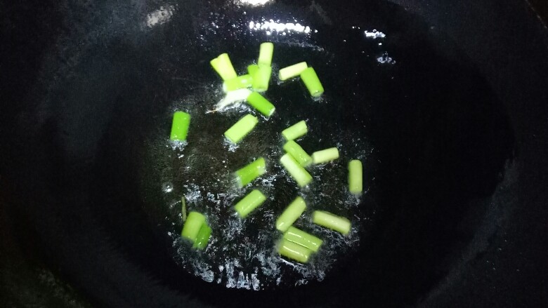 清真简易五彩虾仁,小葱爆香，（喜欢姜味的可以放些姜丝一起爆炒）