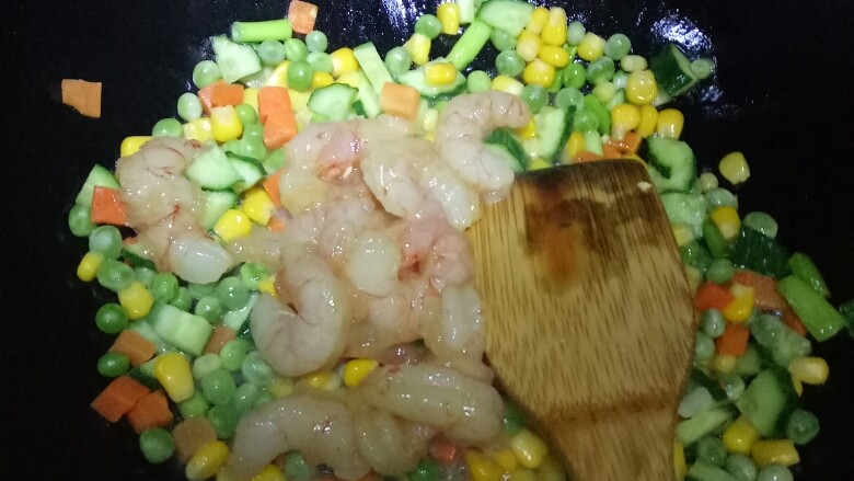 清真简易五彩虾仁,将虾仁从腌制汤汁中取出，放入锅里一起煸炒。