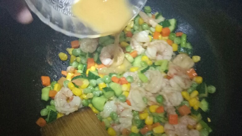 清真简易五彩虾仁,虾仁卷起后，将剩余腌制汤汁倒入锅里一起翻炒，出锅。