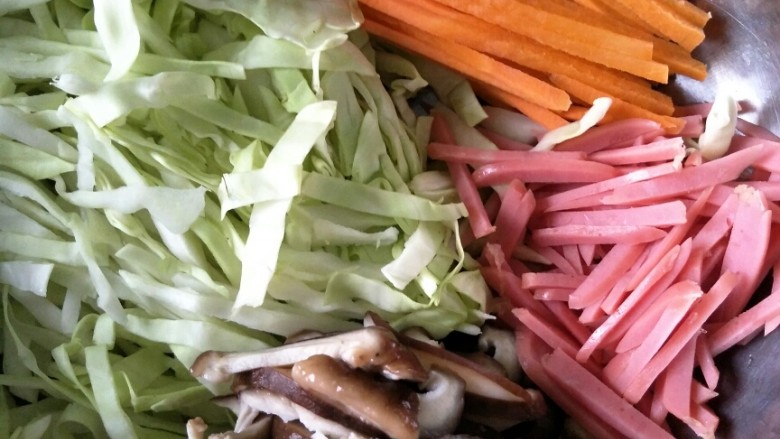 家常炒饼,<a style='color:red;display:inline-block;' href='/shicai/ 230'>香菇</a>热水抄好切丝，<a style='color:red;display:inline-block;' href='/shicai/ 25'>胡萝卜</a>、<a style='color:red;display:inline-block;' href='/shicai/ 3508'>卷心菜</a><a style='color:red;display:inline-block;' href='/shicai/ 438'>火腿</a>切丝备好，也可以根据个人喜好随意添加各种蔬菜丝