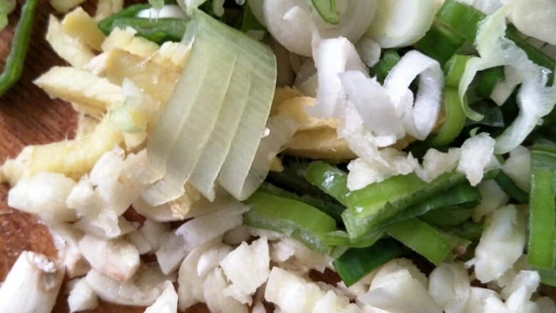 家常炒饼,葱姜蒜切好炝锅用