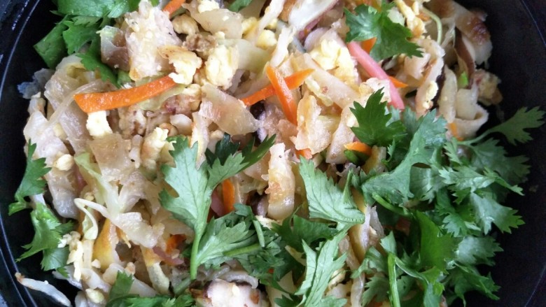 家常炒饼,鸡蛋饼下锅，一起翻炒，盐味精香油调味，撒入香菜，香喷喷的炒饼出锅喽！