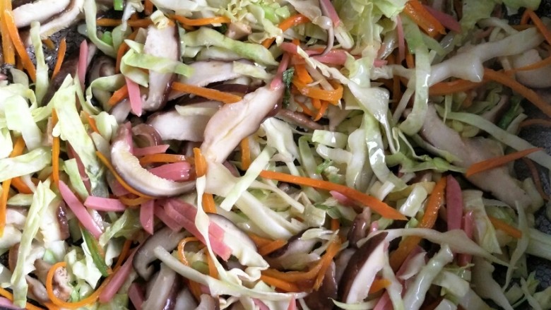 家常炒饼,两勺油，葱姜蒜炝锅，放蔬菜香菇丝爆炒