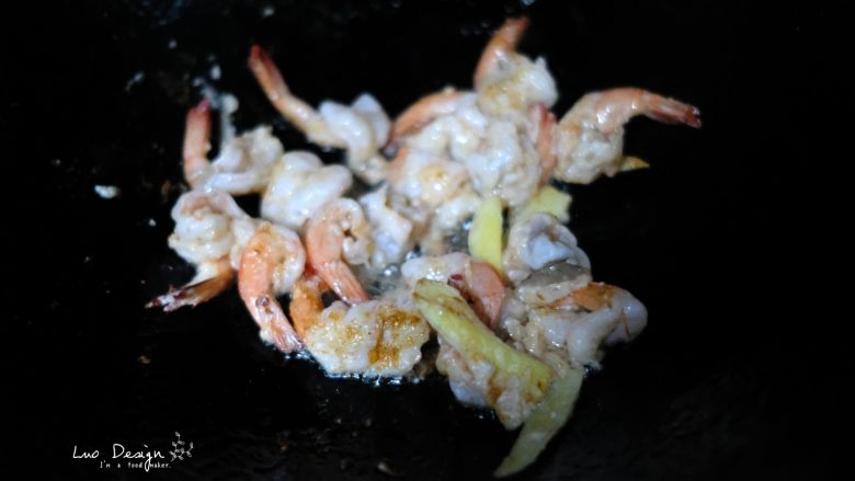 芦笋炒虾仁, 热锅冷油,倒入虾仁翻炒至变色,
就是熟啦。