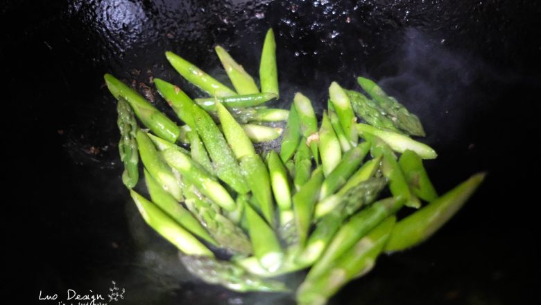 芦笋炒虾仁,倒入芦笋翻炒,加盐调味。
家里有鸡汤或者肉汤的可以适当倒点,
没有也没有关系。
